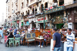 Kairo, Giseh, Ägypten, al-Muizz-Straße, Al Moez Ldin Allah Al Fatmi, Touristen, Cafe Kairo, Giseh, Ägypten, al-Muizz-Straße, Al Moez Ldin Allah Al Fatmi, Touristen, Cafe